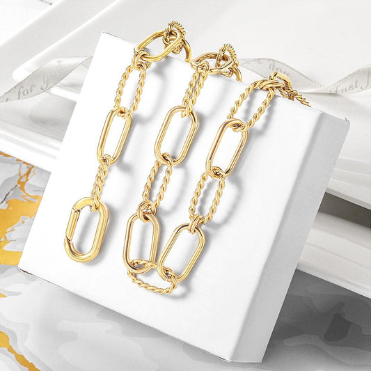 THREADER INTERLOCKING NECKLACE